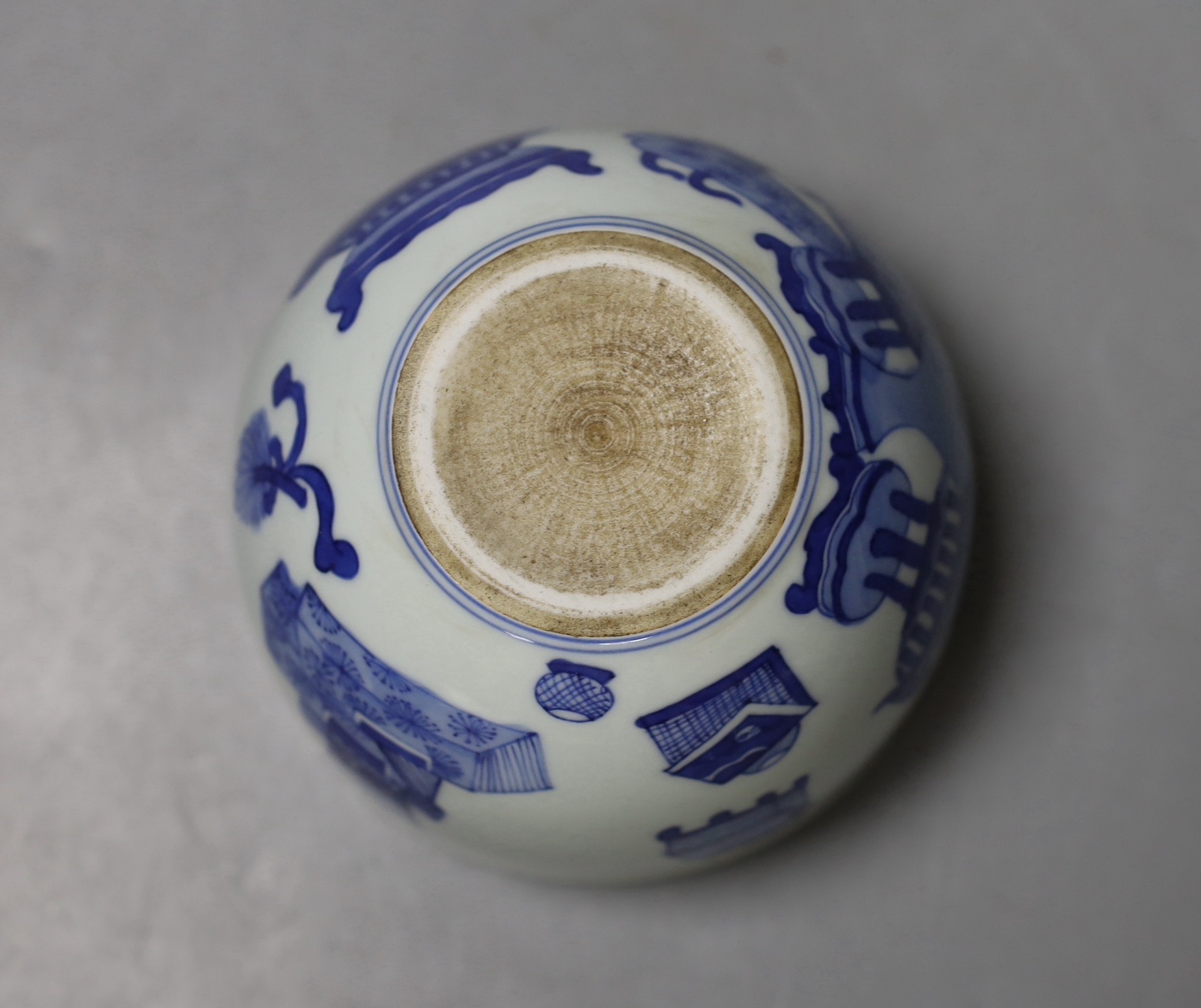 A small Chinese blue and white jardiniere, 10cm